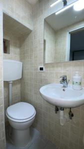 ein Bad mit einem WC und einem Waschbecken in der Unterkunft B&b da Imma e Lucia in Neapel