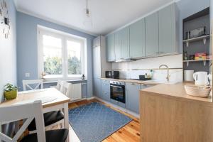 Kuchyň nebo kuchyňský kout v ubytování Radunia Apartment z parkingiem przy dworcu + 23 fotografií