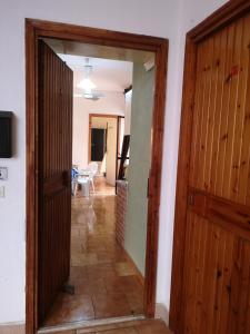 una puerta que conduce a una habitación con pasillo en Casa vacanze La Marinella, en SantʼEufemia Lamezia