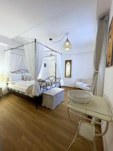 una camera con un letto e un tavolo di Ai Tre Garofani B&B a Trento