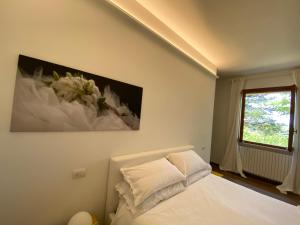 Villa Rina في بيزارو: غرفة نوم بسرير ودهان على الحائط