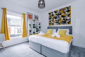 切斯特的住宿－NEW! Stylish 2-bed home, in Chester by 53 Degrees Property, Ideal for Long Stays, Great location - Sleeps 6，一间卧室设有一张大床和一个窗户。