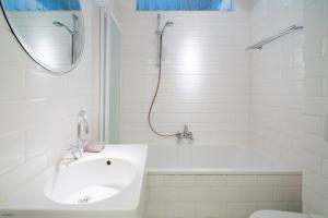 Ένα μπάνιο στο National Street Residence