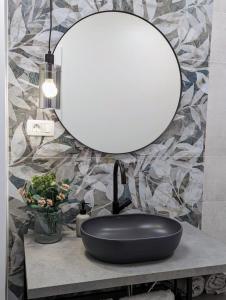 bagno con lavandino nero e specchio di Kricin Sea Apartment a Baška