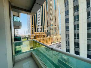 einen Balkon mit Stadtblick in der Unterkunft A cozy place like home in Dubai