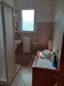 ein Bad mit einem Waschbecken, einem WC und einem Fenster in der Unterkunft Casa Vacanze Valvendra in Lovere