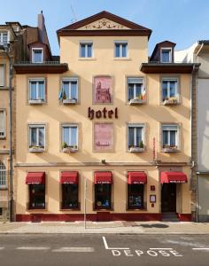 un bâtiment avec un panneau d'hôtel sur son côté dans l'établissement Hôtel De L'Ill, à Strasbourg