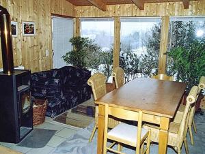 a living room with a wooden table and a couch at Freyung, Ferienwohnung Sonnenschein in Schönberg