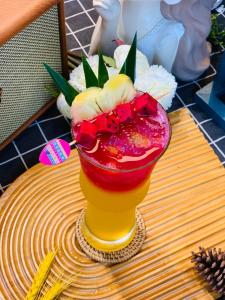 una bebida sentada sobre una mesa en Capsule Riverside, en Ho Chi Minh