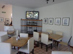 Reštaurácia alebo iné gastronomické zariadenie v ubytovaní Hotel Granada