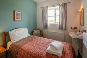 Кровать или кровати в номере East Trewent Farm +13 фотографий
