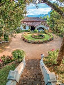 ein Haus mit Landschaftsgärtnerei davor in der Unterkunft Kithulvilla Holiday Bungalow in Kitulgala