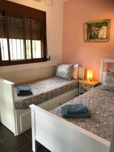 sypialnia z dwoma łóżkami i oknem w obiekcie Casa De Chenil - Caminito del Rey w mieście Casarabonela +27 zdjęć