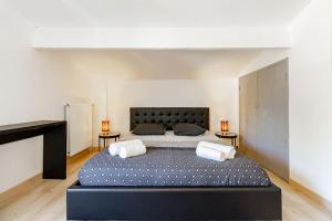 ein Schlafzimmer mit einem großen Bett mit zwei Kissen in der Unterkunft Jolie petite maison Alicia - Jardin - Cité de l'Espace in Toulouse