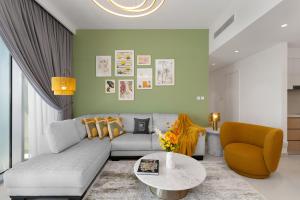 Ruang duduk di Maison Privee - Trendy Apt on the Creek w/ Superb Dubai Skyline Vw