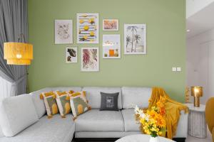 Ruang duduk di Maison Privee - Trendy Apt on the Creek w/ Superb Dubai Skyline Vw