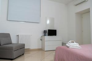 マテーラにあるLa casa di Thomas in centroの白い部屋(ベッド1台、椅子付)