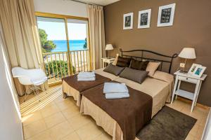 カンブリルスにあるPlaymar Litoral Costa Dorada - ONLY FAMILIESのベッドルーム1室(ベッド1台付)、海を望むバルコニーが備わります。