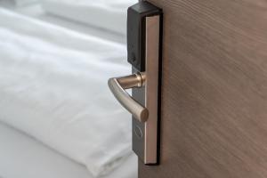 une fermeture d'une porte en bois avec poignée dans l'établissement Hotel in Laisen, à Reutlingen