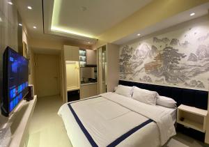 ein Schlafzimmer mit einem großen Bett und einem Gemälde an der Wand in der Unterkunft Luxury Modern La Casa Benson in Lontar
