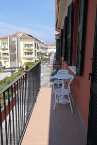 a balcony with a table and chairs on a building at Hotel Fonte Boiola in Sirmione