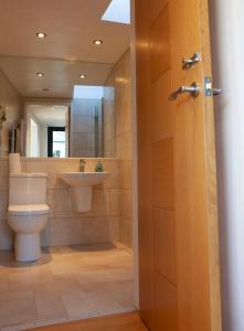 La salle de bains est pourvue de toilettes, d'un lavabo et d'un miroir. dans l'établissement Whashton Studio, à Richmond
