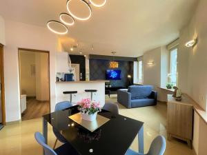 eine Küche und ein Wohnzimmer mit Tisch und Stühlen in der Unterkunft Résidence Investar appartement 1 in Montluçon