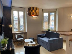 ein Wohnzimmer mit Sofa und Tisch in der Unterkunft Résidence Investar appartement 1 in Montluçon + 11 Fotos