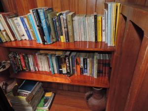 una estantería llena de libros en Hotel Bell Bird, en Monteverde