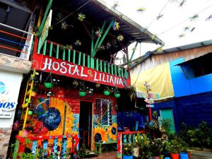 een gebouw met een bord dat de hostelbond leest bij Hostal Liliana in Buenaventura