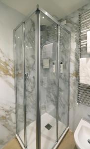 y baño con ducha de cristal y lavabo. en Hotel Fonte Boiola, en Sirmione