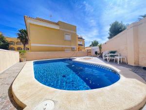 una piscina di fronte a una casa di Pleasant 4 Bedroom Townhouse with Com Pool VM7 a Orihuela