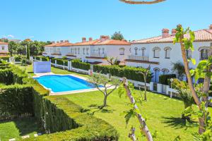 Swimmingpoolen hos eller tæt på LITORAL COSTA DORADA - EL BOSQUE Only families
