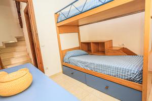 En eller flere senge i et værelse på LITORAL COSTA DORADA - EL BOSQUE Only families + 31 billeder