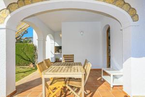 En terrasse eller udendørsområde på LITORAL COSTA DORADA - EL BOSQUE Only families