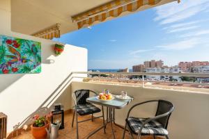 een balkon met een tafel en stoelen en uitzicht op de oceaan bij Penthouse with seaview by Costarentals - Ref 08 in Torremolinos