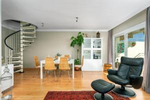 een eetkamer met een tafel en stoelen bij Penthouse with seaview by Costarentals - Ref 08 in Torremolinos