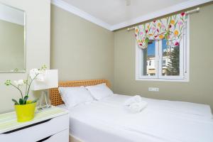 een slaapkamer met een wit bed en een raam bij Penthouse with seaview by Costarentals - Ref 08 in Torremolinos +20 foto's