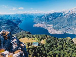 瓦尔博若纳Casa R&E的享有高山湖泊的空中景致