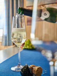 ペルツァーハケンにあるTyp C "Santa Maria" -Fjordhaus-のグラスワインに注がれている