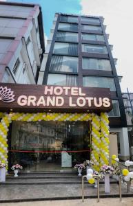 un grande loto di un hotel di fronte a un edificio di Hotel Grand Lotus a Dimāpur