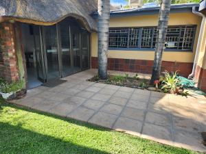 una casa con un patio con palmeras enfrente en Be My Guest Too, en Upington