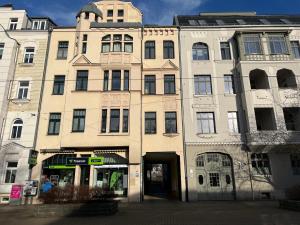 un gran edificio con una puerta delante en EDLER WOHNRAUM Luxuriöses Studio im Zentrum mit Parkplatz, Einbaukaffeevollautomat, Netflix & Klimaanlage, en Zwickau