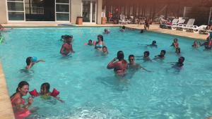 Hostia v ubytovaní Villa 45 M2 dans parc arboré avec piscine