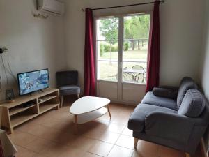 Posedenie v ubytovaní Villa 45 M2 dans parc arboré avec piscine