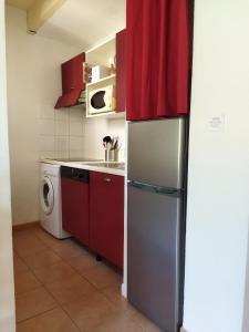 Kuchyňa alebo kuchynka v ubytovaní Villa 45 M2 dans parc arboré avec piscine