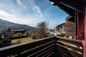 Aussicht vom Balkon eines Hauses in der Unterkunft Spacious apartment with garage and balcony overlooking the mountains in Saint-Gervais-les-Bains