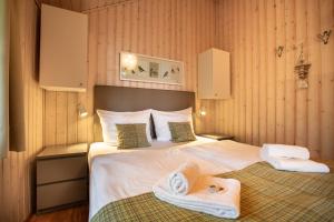 um quarto de hotel com uma cama com toalhas em Typ C "Santa Maria" -Fjordhaus- em Pelzerhaken