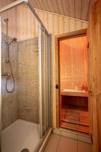 ペルツァーハケンにあるTyp C "Santa Maria" -Fjordhaus-のバスルーム(シャワー、バスタブ付)