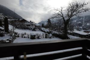 Blick auf einen schneebedeckten Hof mit einer Stadt in der Unterkunft Spacious apartment with garage and balcony overlooking the mountains in Saint-Gervais-les-Bains